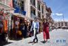 6月13日，参会外宾在西藏拉萨古街八廓街参观。新华社记者 周锦帅 摄