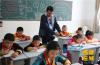 图为外国专家观摩藏语班学生上课。