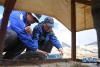 7月2日，项目组成员在西藏羊八井ASgamma实验阵列调试设备。 新华社记者 晋美多吉摄
