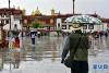 7月3日，人们在雨中游览大昭寺。新华社记者 张汝锋 摄