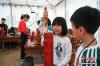 7月6日，来自江苏苏州的小游客们在德吉藏家体验酥油茶制作。中新社记者 何蓬磊 摄