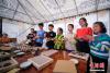 来自江苏苏州的小游客们展示自己手工制作的藏香。中新社记者 何蓬磊 摄