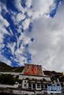 7月15日，日喀则扎什伦布寺展出无量光佛巨幅唐卡佛像。 新华社记者 觉果 摄