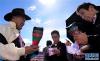 7月16日，评委给格桑（左一）编织的藏靴进行现场打分。新华社记者 普布扎西摄