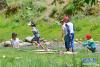 孩子们在达东村景区小溪边玩耍（7月20日摄）。