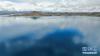 羊卓雍错的湖水，蔚蓝如玉（7月22日无人机拍摄）。