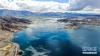 从空中鸟瞰班公湖（8月3日无人机拍摄）。班公湖位于西藏阿里地区日土县，它的奇特之处在于，由东向西水中含盐量递增。湖中分布着10余个岛屿，有游船供游人环湖观光。新华社记者 晋美多吉 摄