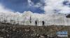 两名摄影爱好者在拍摄拉布拉冰川（8月4日摄）。 新华社记者 晋美多吉 摄