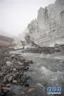 慢慢消融的拉布拉冰川脚下形成的小河（8月4日摄）。 新华社记者 晋美多吉 摄