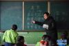 杜安东为孩子们讲授古诗（5月22日摄）。 新华社记者 周锦帅 摄