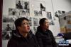 杜安东（左）和曹晓花在职工宿舍接受采访，背后是黑白打印A4纸组成的“照片墙”（5月22日摄）。 新华社记者 周锦帅 摄