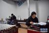 曹晓花（右）在职工宿舍工作，杜安东在吸氧（5月22日摄）。 新华社记者 周锦帅 摄
