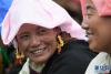 8月9日，观众在西藏当雄县观看民间传统拔河比赛。新华社记者 连漪 摄