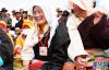 8月9日，观众在西藏当雄县观看民间传统拔河比赛。新华社记者 鱼澜 摄