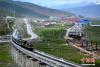 图为8月10日，国道109线那曲至拉萨段公路改建工程当雄县施工现场，图中从左至右依次为青藏铁路、国道109线（青藏公路）以及正在建设的公路改建工程。中新社记者 江飞波 摄