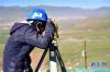 8月10日，在青海省玉树藏族自治州治多县加吉博洛镇境内的一处海拔4400余米的电网建设工地上，工人徐海林在观测地形。新华社记者 张龙 摄