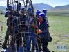 8月9日，在青海省玉树藏族自治州治多县治渠乡境内的一处海拔4200余米的电网建设工地上，工人们将钢筋笼放入电塔基坑中。新华社记者 张龙 摄