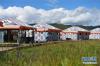 8月13日，游客在甘南藏族自治州碌曲县尕海镇尕秀村帐篷城景区游览。新华社记者 赵丁喆 摄