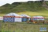 8月13日，游客在甘南藏族自治州碌曲县尕海镇尕秀村帐篷城景区休闲。新华社记者 赵丁喆 摄