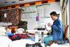 四季吉祥村村民创业代表边巴桑杰在制作藏式装饰盒（8月8日摄）。新华社记者 李鑫 摄