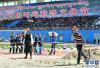 8月19日，来自洛扎县的罗布旦增（右一）在打牛角比赛中。 新华社记者 张汝锋 摄