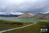 8月16日无人机拍摄思金拉错风光。 思金拉错位于西藏拉萨市墨竹工卡县，海拔约4500米。湖边群山高耸，草木葱郁。 新华社记者 普布扎西 摄