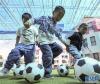 这是西藏自治区实验幼儿园大班的孩子们进行足球训练（8月22日摄）。 新华社记者 晋美多吉 摄