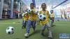 这是西藏自治区实验幼儿园大班的孩子们进行足球训练（8月22日摄）。 新华社记者 晋美多吉 摄