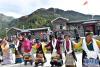 8月22日，西藏吉隆县吉隆镇的达曼人在新居前跳锅庄舞。  新华社记者 觉果 摄