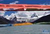 这是萨普雪山与湖泊边随风飘动的经幡（8月24日摄）。新华社记者 黄豁 摄