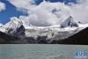 这是萨普雪山与冰川湖泊（8月24日摄）。新华社记者 黄豁 摄