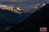 图为吉隆镇清晨日照金山景观。（8月23日拍摄） 中新社记者 何蓬磊 摄