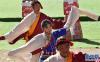 8月25日，当地藏族群众在表演“热如锅庄”。新华社记者 黄豁 摄