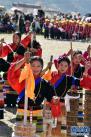 8月25日，当地藏族群众在表演打酥油茶的场景。新华社记者 黄豁 摄