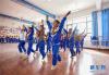 8月27日，在合作市第四小学，学生们在舞蹈课上跳藏族舞。 新华社记者 陈君清 摄