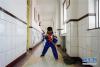 8月27日，在合作市第四小学，一名学生在打扫卫生。 新华社记者 陈君清 摄