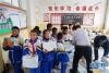 8月27日，在合作市第四小学，学生们领取新书。 新华社记者 陈君清 摄