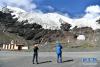 8月31日，游客在卡若拉冰川景区拍照。 卡若拉冰川位于西藏山南市浪卡子县和日喀则市江孜县交界处。巨大的冰川从山顶云端一直延伸到离307省道只有几百米的地方。 新华社记者 李鑫 摄