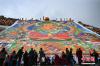 西藏拉萨哲蚌寺8月30日举行展佛活动（即展示巨幅强巴佛唐卡），众多信众以及游客前往哲蚌寺朝佛，就此拉萨一年一度的“雪顿节”正式拉开帷幕。何蓬磊 摄