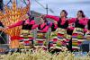 9月6日，在2019·西藏“中国农民丰收节”暨扎囊氆氇文化节开幕式上，农牧民演员在表演歌舞。 当日，2019·西藏“中国农民丰收节”暨扎囊氆氇文化节在西藏山南市扎囊县举行，节日将持续四天。 新华社记者 张汝锋 摄