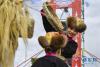 9月6日，在2019·西藏“中国农民丰收节”暨扎囊氆氇文化节开幕式上，扎囊县群众演员表演青稞丰收节目。 当日，2019·西藏“中国农民丰收节”暨扎囊氆氇文化节在西藏山南市扎囊县举行，节日将持续四天。 新华社记者 张汝锋 摄