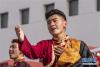 9月12日，西藏大学新校区图书馆前，大学生在参加“青春告白祖国”活动。 当日，西藏大学各族大学生参加“青春告白祖国”活动。 新华社发（孙非 摄）