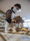 在西藏自治区古籍保护中心，工作人员清洁珍贵藏文濒危古籍文献（9月12日摄）。