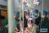 9月17日，赵继宗院士（左二）在指导西藏自治区第二人民医院医生做脑动脉肿瘤手术。 新华社记者 晋美多吉 摄