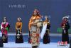 9月17日，四川甘孜县，参赛的藏族姑娘进行藏服饰展示。刘忠俊 摄