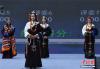 参赛的藏族姑娘T台展示自己的民族服饰。刘忠俊 摄