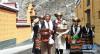 9月21日，按照藏族传统，69岁的旦增曲珍（前）带领家人在进行新房入住前的仪式。新华社记者 晋美多吉 摄