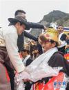 9月21日，在西藏山南市洛扎县洛扎镇新建成的次麦社区边境小康村，村民代表举行仪式领新居钥匙。 新华社记者 晋美多吉 摄