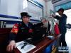 10月2日，韩辉在海石湾车站检查旅客身份证。新华社记者 张龙 摄