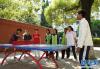10月1日，在南昌市第十七中学，刘和平（左一）和“爱心妈妈志愿服务团”的部分成员和西藏班学生一起打乒乓球。 新华社记者 胡晨欢 摄
